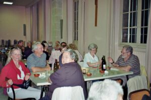 abendessen-mit-bernard-denner-und-frau-am-kopfende-hd abendessen-mit-bernard-denner-und-frau-am-kopfende-hd
