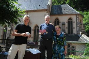 le-grand-homme-et-la-petite le-grand-homme-et-la-petite