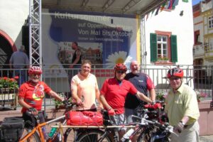 radpilger-vor-oppenheimer-rathaus radpilger-vor-oppenheimer-rathaus