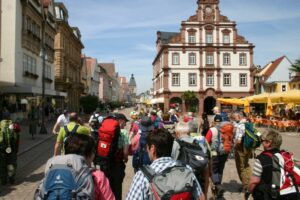 speyer-aufbruch-der-pilger-durch-die-hauptstrase speyer-aufbruch-der-pilger-durch-die-hauptstrase