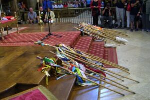 stabe-auf-den-stufen-des-altars stabe-auf-den-stufen-des-altars