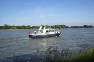 wasserschutzpolizei-mitten-auf-dem-rhein wasserschutzpolizei-mitten-auf-dem-rhein