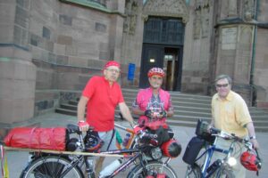 worms-radpilger-mit-stab-vor-dom worms-radpilger-mit-stab-vor-dom